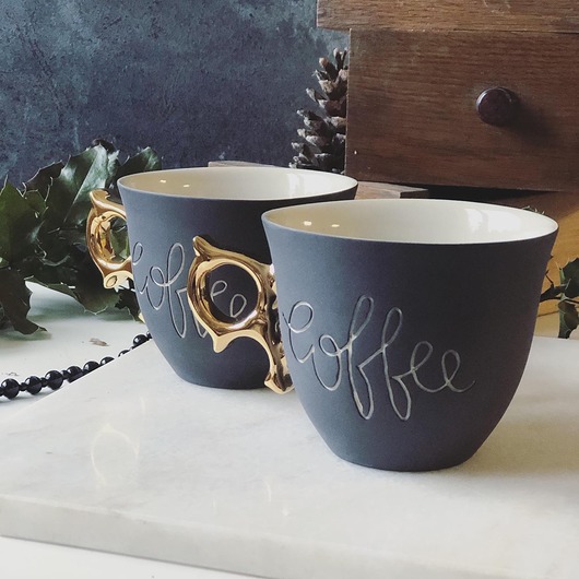 filiżanki Zestaw dwóch filiżanek z grawerowanym napisem  "Coffee"