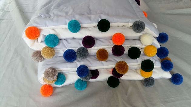 koce i narzuty Narzuta z pomponami.