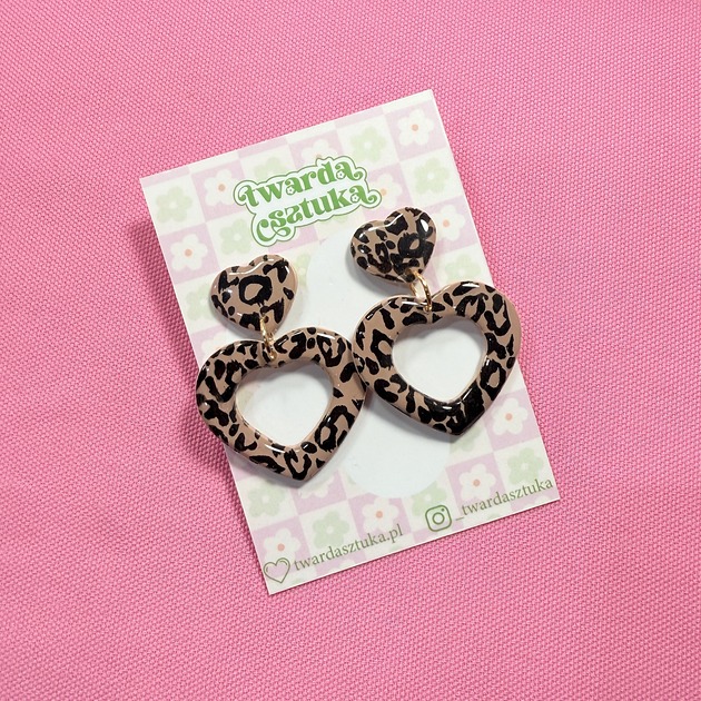 kolczyki - inne Kolczyki serduszka w panterę ze złotymi akcentami