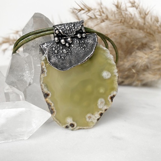 wisiory Agata nad leśną sadzawką