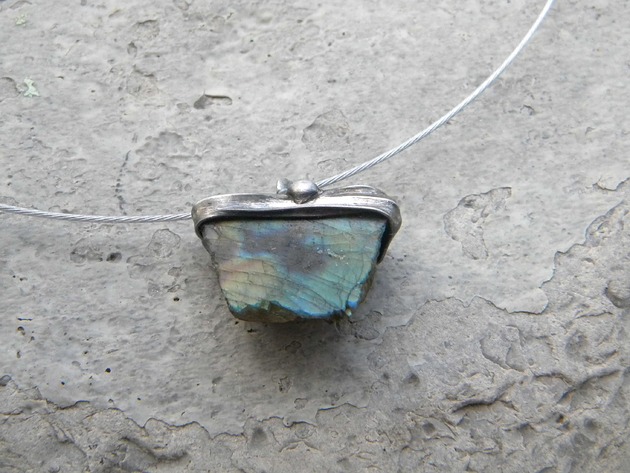 srebrne naszyjniki Surowy labradoryt - naszyjnik