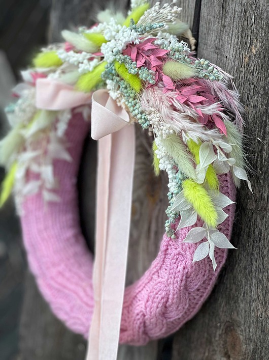 wianki Wianek naturalny, w sweterku ozdobiony suszonymi kwiatami
