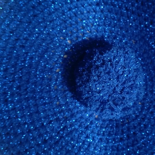 czapki damskie Unikatowy beret w kolorze szafirowym z błyszczącą nitką.