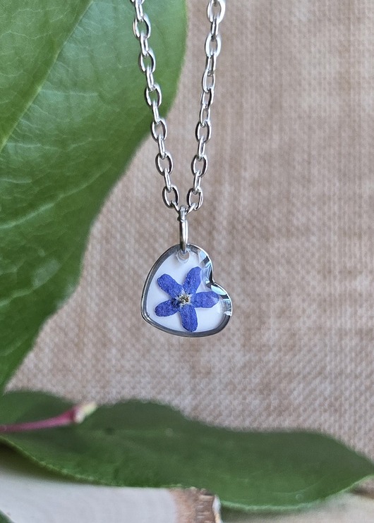 wisiory Mały wisiorek z kwiatem prawdziwy kwiat serce serduszko niezapominajka