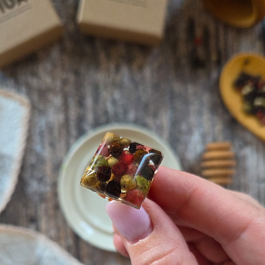 pierścionek z żywicy Kwadratowy pierścionek z pieprzem