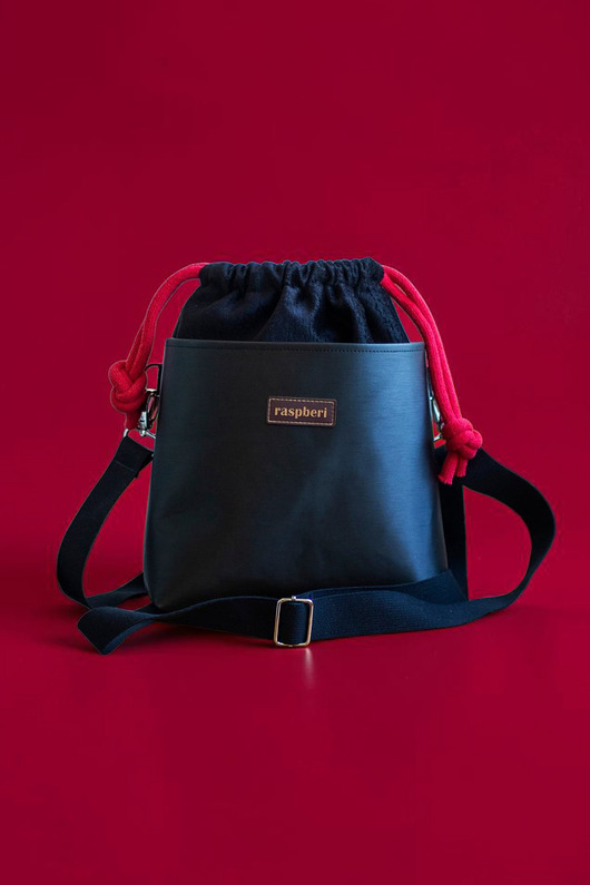 torebki mini Czarna listonoszka handmade z weluru i ekoskóry torebka z kominem