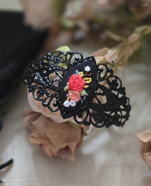 bransoletki - inne Ażurowa bransoletka z haftem