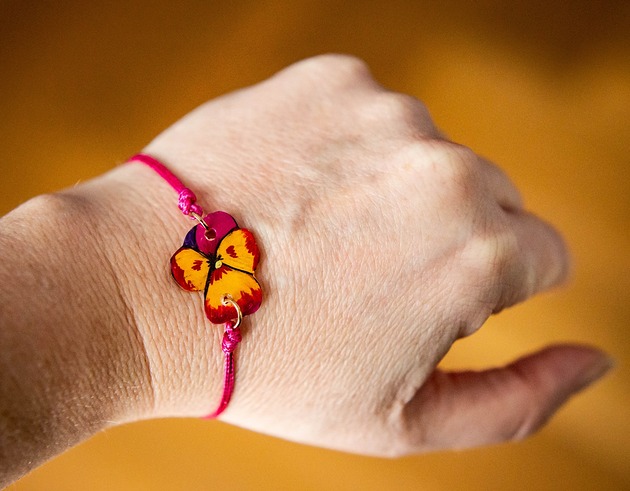 bransoletki - inne Delikatna bransoletka na sznurku z bratkiem