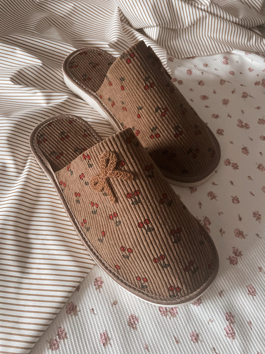 kapcie damskie Kapcie dla niej pełne z nadrukiem Cherry z brązową kokardą