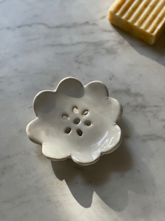 Ceramiczna Minimalistyczna Mydelniczka Kwiat Perowo Biala Handmade