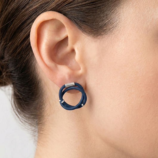 kolczyki wire wrapping Srebrne kolczyki supły z granatowym kauczukiem