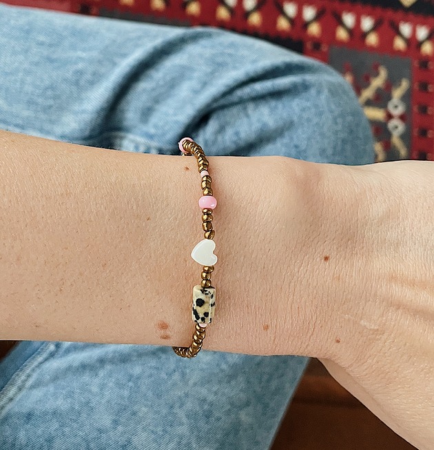 bransoletki ze szkła Bransoletka z koralików szklanych i jaspisu na gumce  gold heart