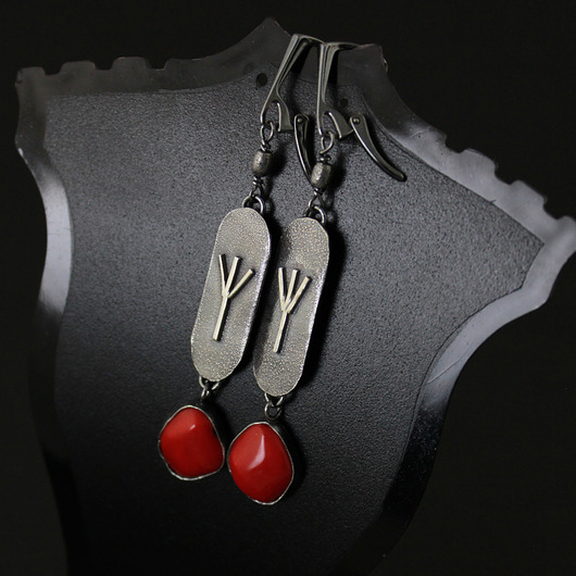 kolczyki srebrne Kolczyki Algiz z czerwonym koralem - srebro oksydowane