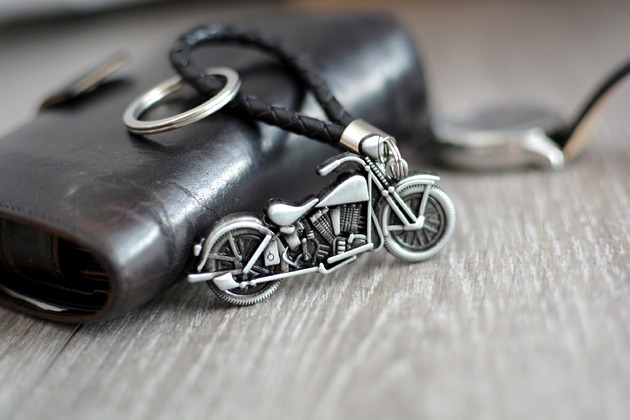 breloki Brelok  do kluczy "MOTOCYKL" Z CZARNYM RZEMIENIEM SKÓRZANYM