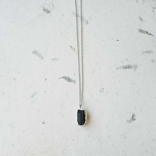 wisiory Turmalin surowy wisiorek No 8