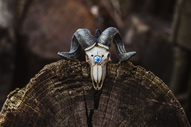 wisiory Wisior Czaszka Barana Szkło Barwione