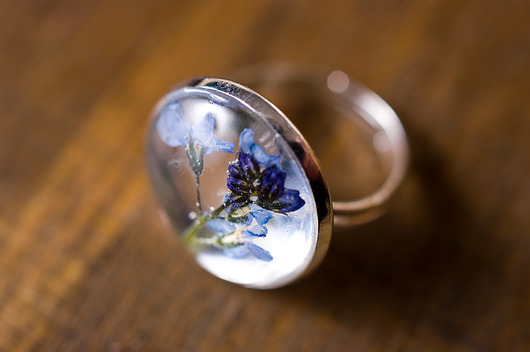 Okrągły pierścionek z żywicy z niezapominajką So Jewelry