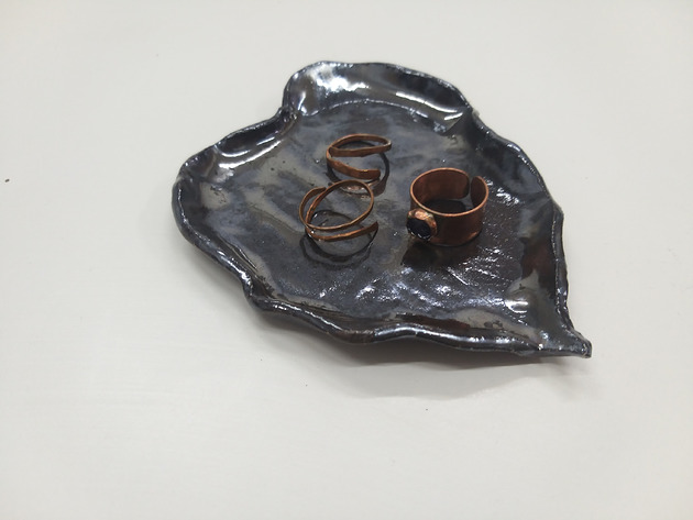 Podstawki pod kadzidełka Srebrna ceramiczna podstawka liść