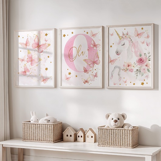 obrazy i plakaty do pokoju dziecięcego Jednorożec i motyle z inicjałem zestaw 6
