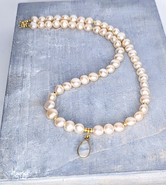 złote naszyjniki Perły z zawieszką z kamieniem księżycowym