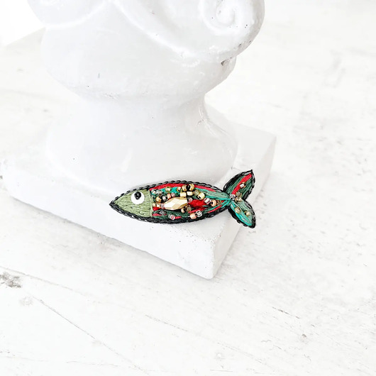 broszki Broszka RYBKA 20 śledzik ręcznie haftowana przypinka morska