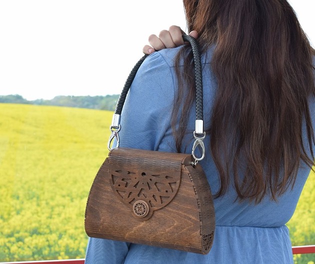 Drewniana torebka brązowa na skórzanym pasku iziartwear