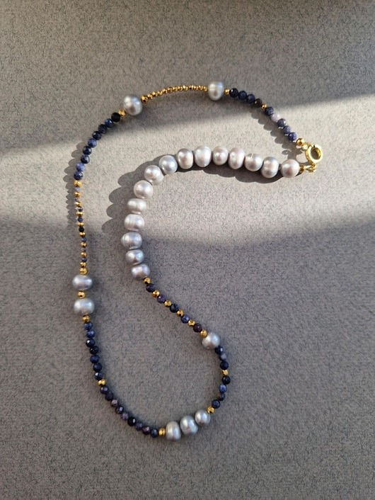 chokery Naszyjnik z szarych pereł i niebieskich szafirów 50 cm