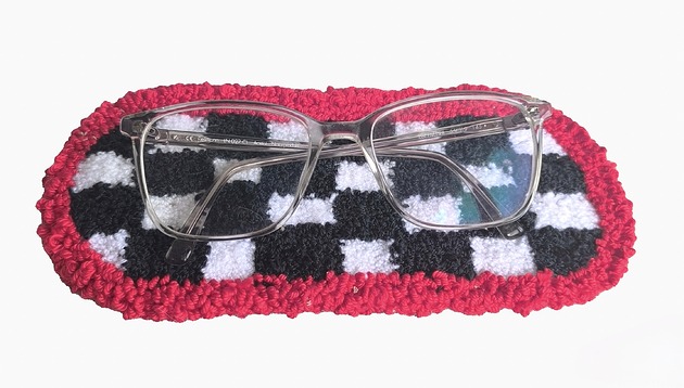 akcesoria różne Podkładka pod okulary szachownica punch needle