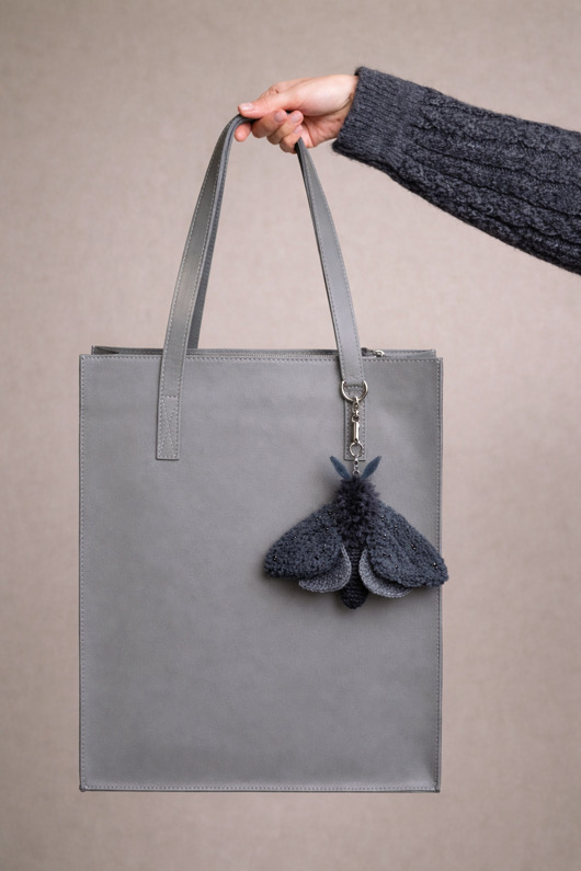 breloki Ćma czarna tekstylna zawieszka do torby / dekoracja