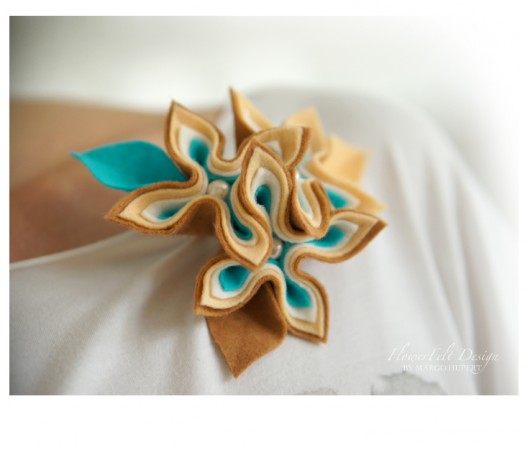beżowa z ecru i kropla turkusu broszka FlowerFelt Design