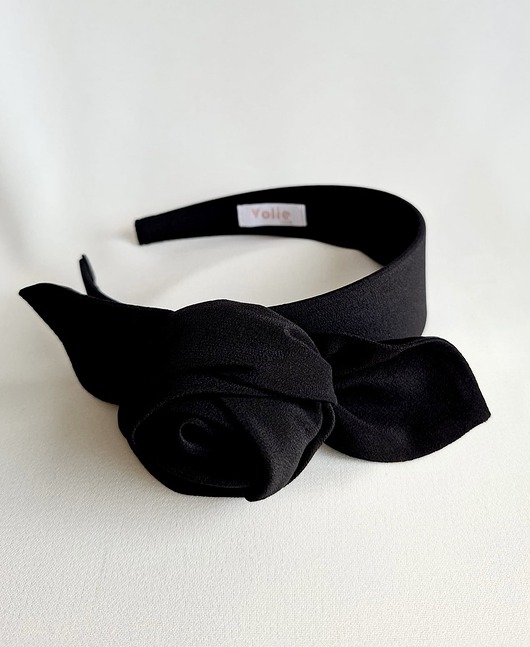 opaski do włosów Jedwabna opaska do włosów Black Rose z ozdobną różą - szerokość 4 cm