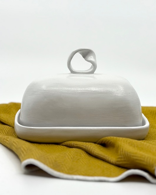 pojemniki kuchenne Ceramiczna maselniczka / Elegancki akcent na Twoim stole