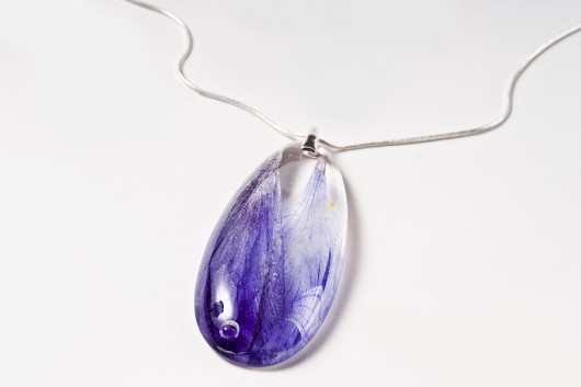 Naszyjnik z krokusem zatopionym  w żywicy So Jewelry