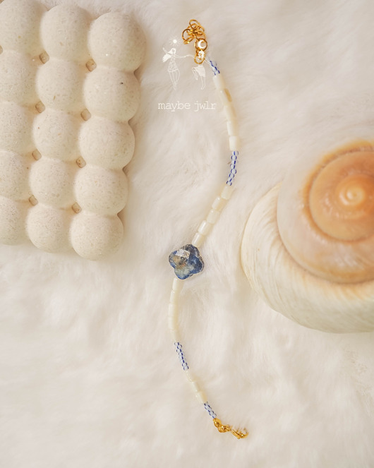 bransoletki z kamieni naturalnych Bransoletka z muszli i lapis lazuli