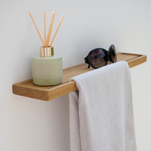 dodatki - łazienka - różne Wieszak ścienny drewniany na ręcznik z półką