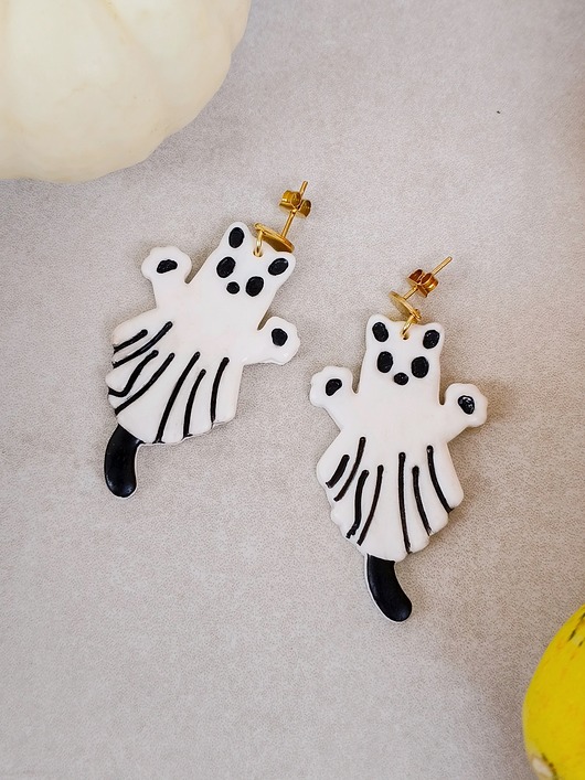 kolczyki z masy plastycznej Kolczyki kotki duchy, lekkie kolczyki idealne na halloween, mały prezent