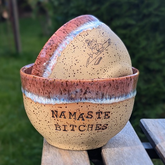 kubki NAMASTE BITCHES, duża czarka ceramiczna, 430 ml