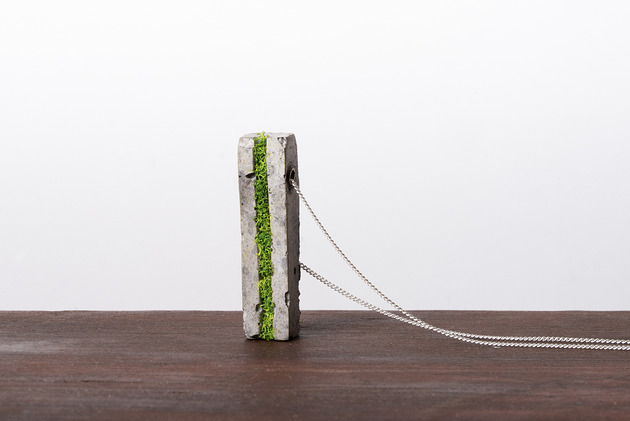 Podłużny wisior z chrobotkiem-  jasny Joanna Komorowska Studio