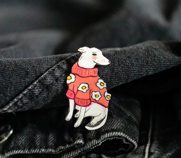 broszki Broszka pies w różowym swetrze w kwiaty