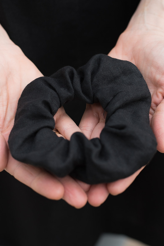Lniana gumka do włosów scrunchie czarna Sistu