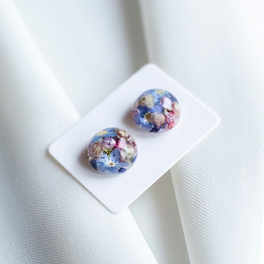 kolczyki z żywicy Kolczyki sztyfty z kompozycją z kwiatów