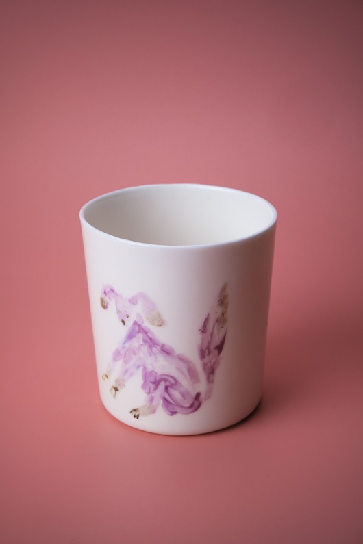 Kubek ręcznie malowany przez Biankę Szlachtę Czynie Ceramics