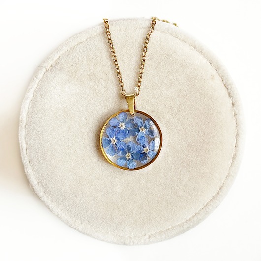 naszyjniki - inne Naszyjnik z niezapominajkami, biżuteria z żywicy