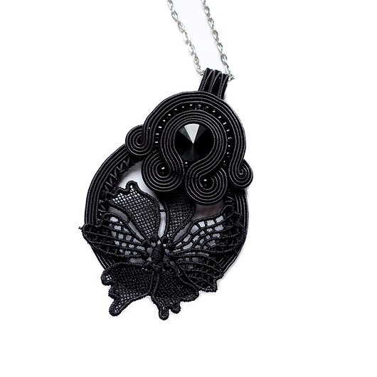 wisiory Czarny naszyjnik soutache z koronkowym kwiatem