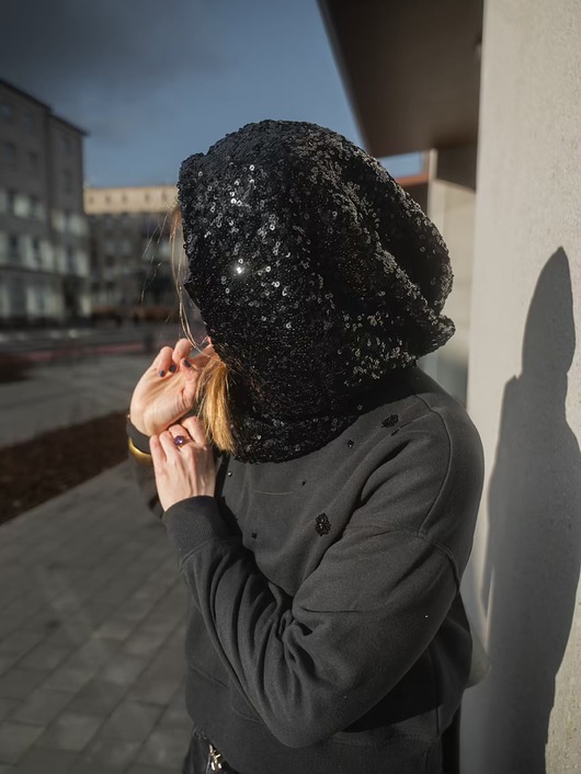 czapki damskie Tulik/kaptur czarny cekin