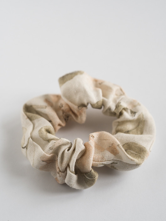 gumki do włosów Lniana gumka do włosów (scrunchie) ze wzorem w kwiaty, róże