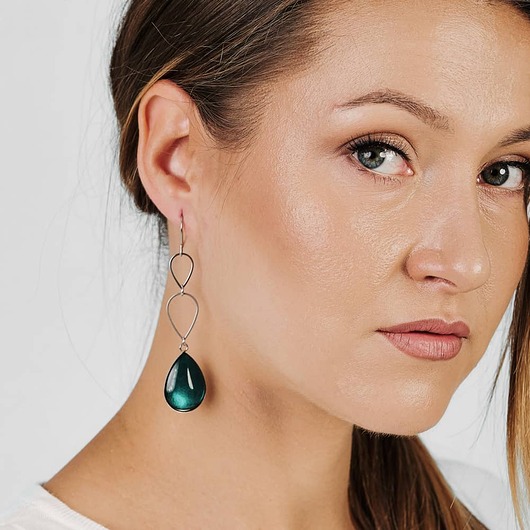 kolczyki szklane Długie kolczyki w perłowym odcieniu szmaragdu Ebru e48/1