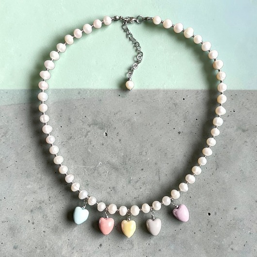 chokery Perły naturalne i pastelowe ceramiczne serduszka : naszyjnik II