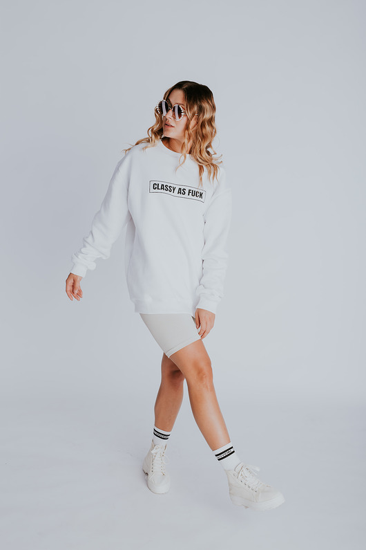 bluza bez kaptura damska Biała bluza z czarnym napisem CLASSY AS FUCK bez kaptura