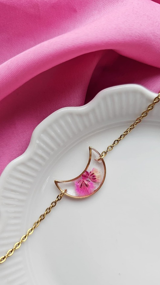 bransoletki z żywicy Bransoletka księżyc z różową gipsówką